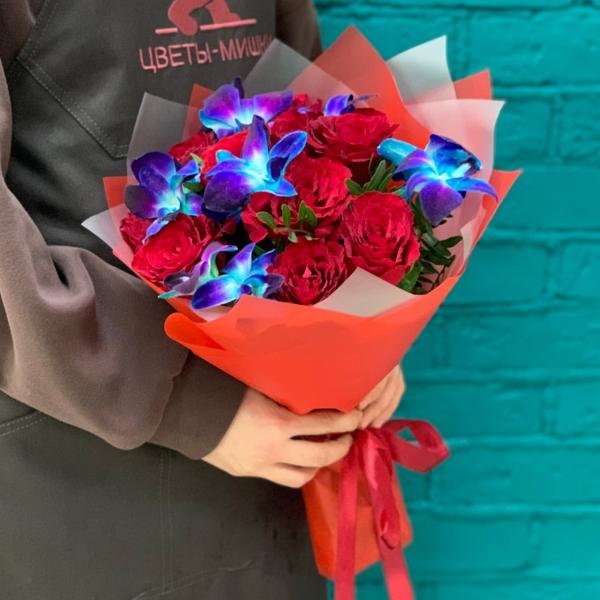 фото Красной розы и дендробиума "Бескрайний космос"