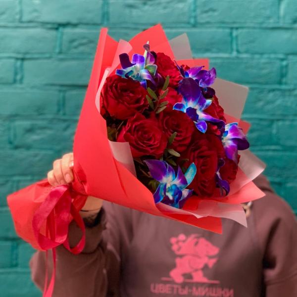 фото Красной розы и дендробиума "Бескрайний космос"