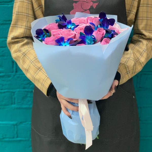 фото Розовой розы и дендробиума "Кислый мармелад"