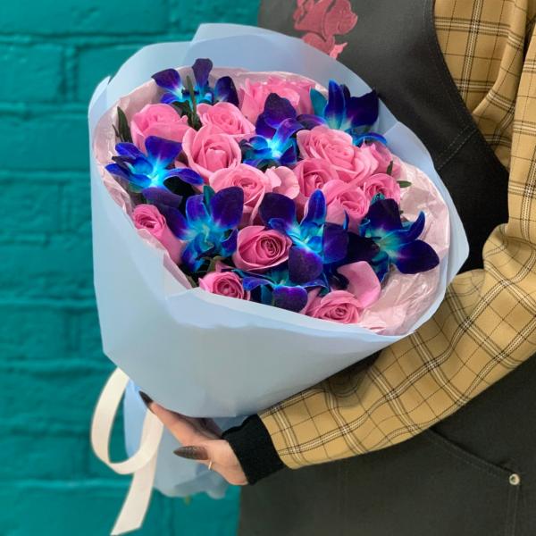 Розовая роза и дендробиум "Кислый мармелад"