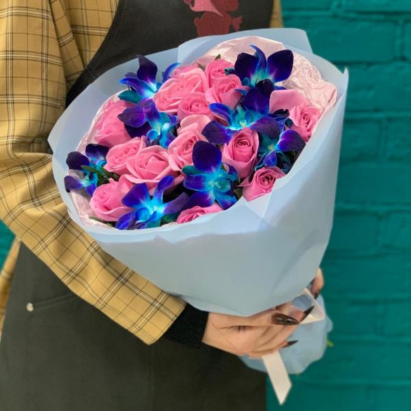 фото Розовой розы и дендробиума "Кислый мармелад"