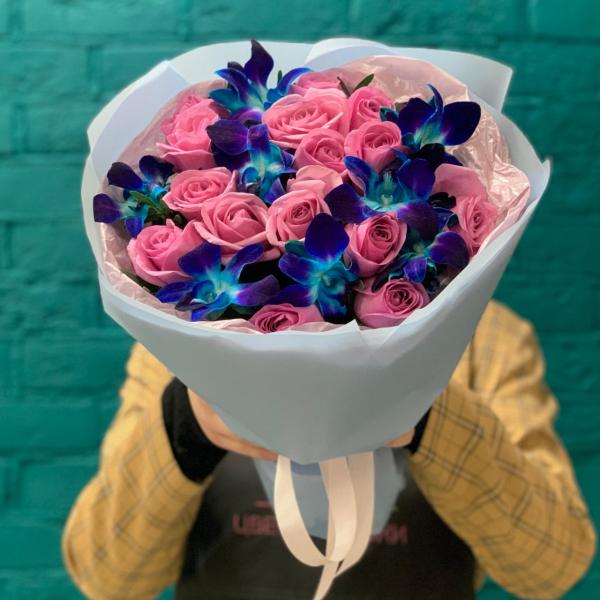 фото Розовой розы и дендробиума "Кислый мармелад"