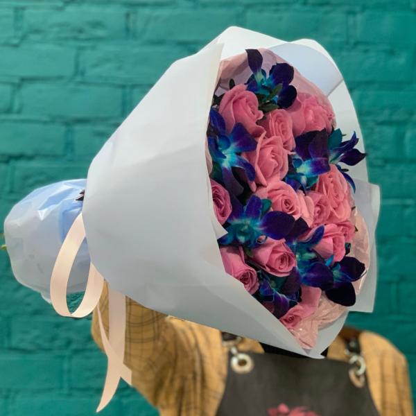 фото Розовой розы и дендробиума "Кислый мармелад"