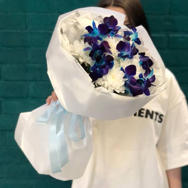 фото Хризантемы и орхидеи "Ночной лебедь"