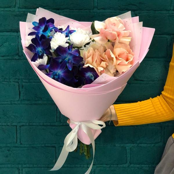 фото Орхидеи и розы "Спящая красавица"