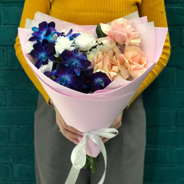 фото Орхидеи и розы "Спящая красавица"