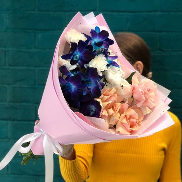 фото Орхидеи и розы "Спящая красавица"