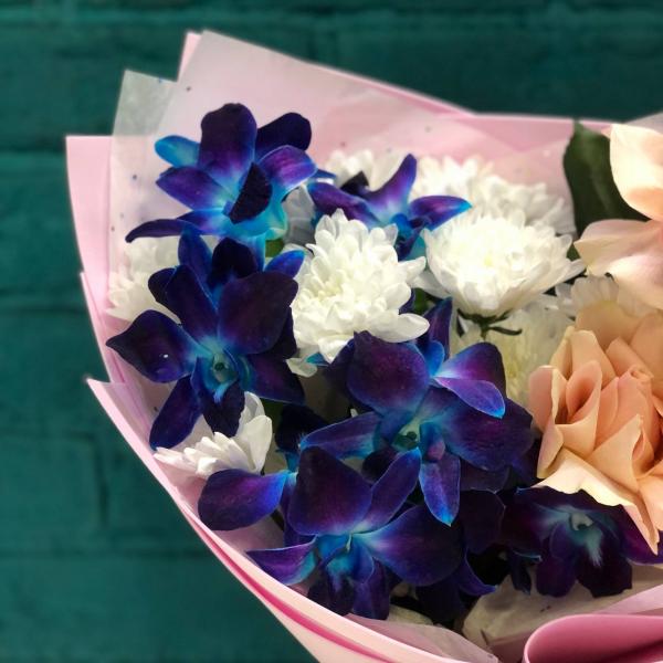 фото Орхидеи и розы "Спящая красавица"