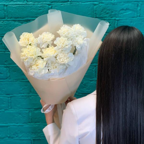 фото 11 белых гвоздик "Белоснежная долина"