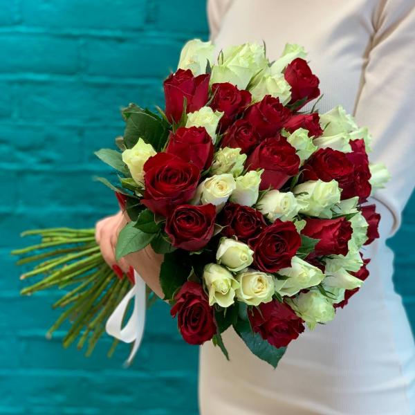 51 разноцветная роза "Яркий август"