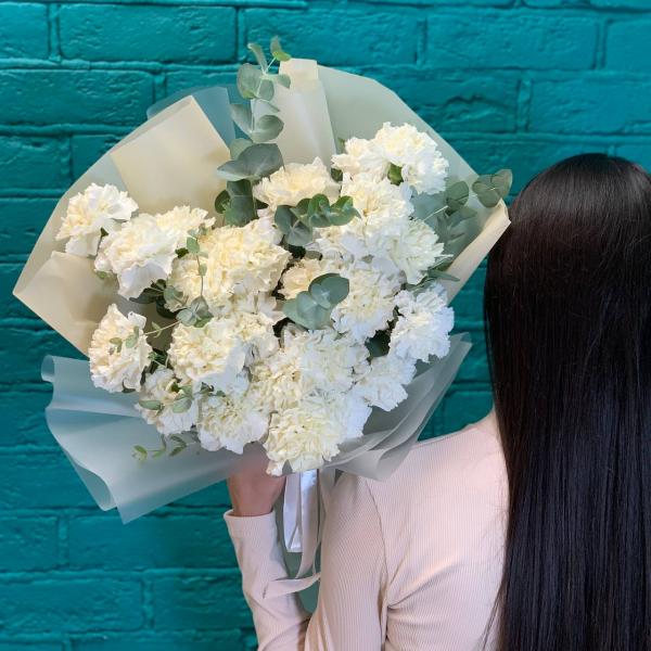 фото 25 белых гвоздик и эвкалипт "Королевская диадема"