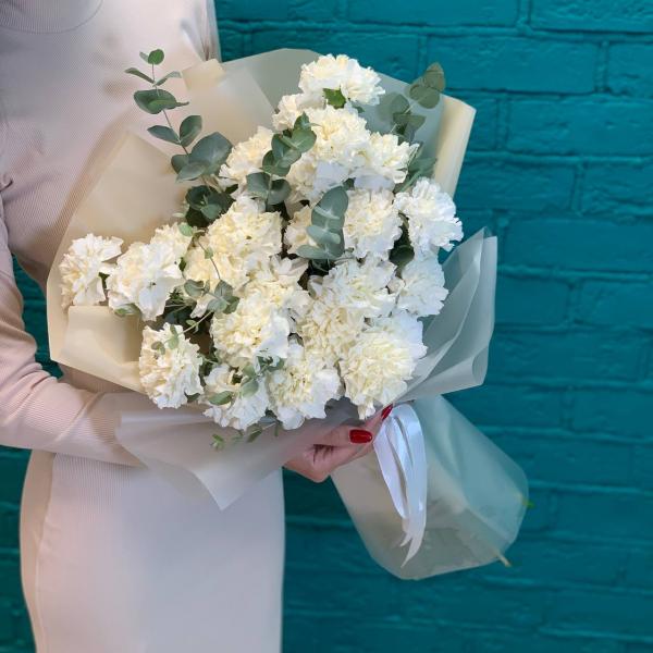 фото 25 белых гвоздик и эвкалипт "Королевская диадема"