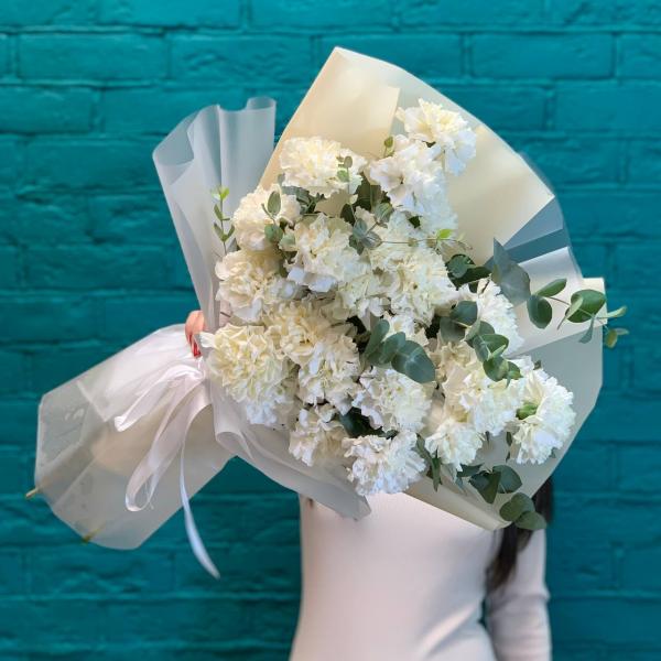 фото 25 белых гвоздик и эвкалипт "Королевская диадема"