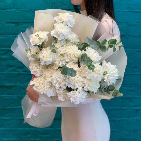 фото 25 белых гвоздик и эвкалипт "Королевская диадема"