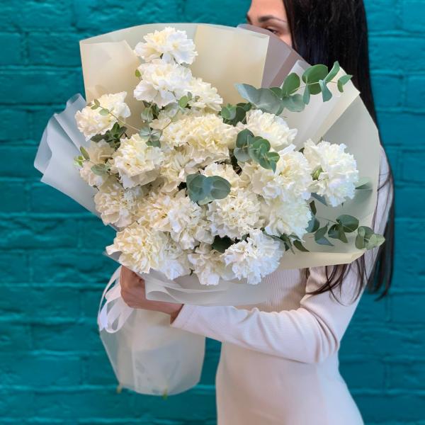 25 белых гвоздик и эвкалипт "Королевская диадема"