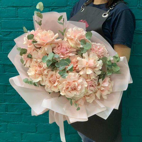 15 розовых французских роз "Париж Брест"