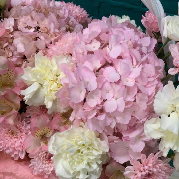 фото Гортензии и эустомы "Царица"