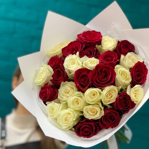 фото 29 бело-красных роз "Парижский шик"
