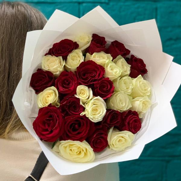 фото 29 бело-красных роз "Парижский шик"