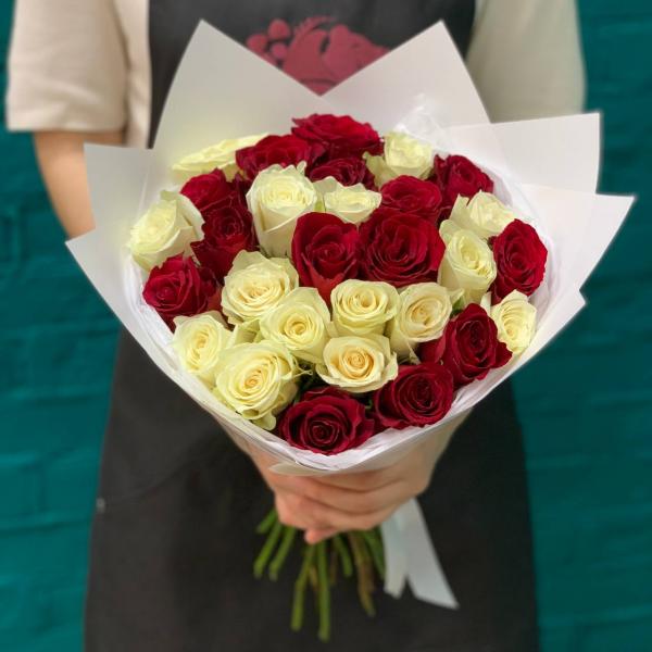 фото 29 бело-красных роз "Парижский шик"