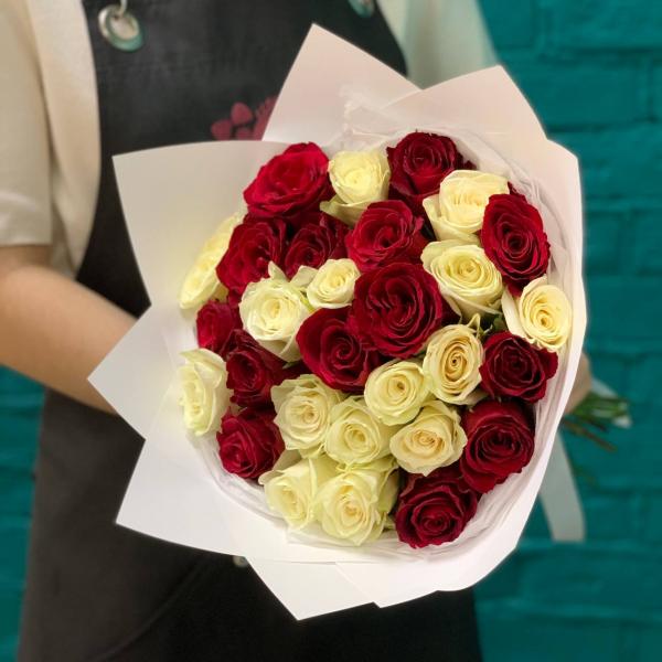 фото 29 бело-красных роз "Парижский шик"