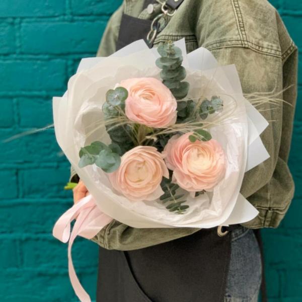 3 ранункулюса и эвкалипт "Стич"