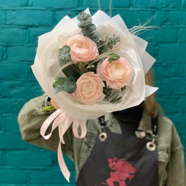 фото 3 ранункулюса и эвкалипт "Стич"