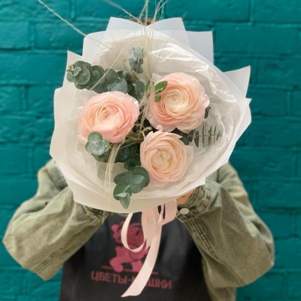 фото 3 ранункулюса и эвкалипт "Стич"