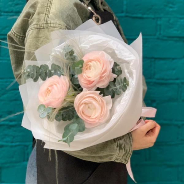 фото 3 ранункулюса и эвкалипт "Стич"