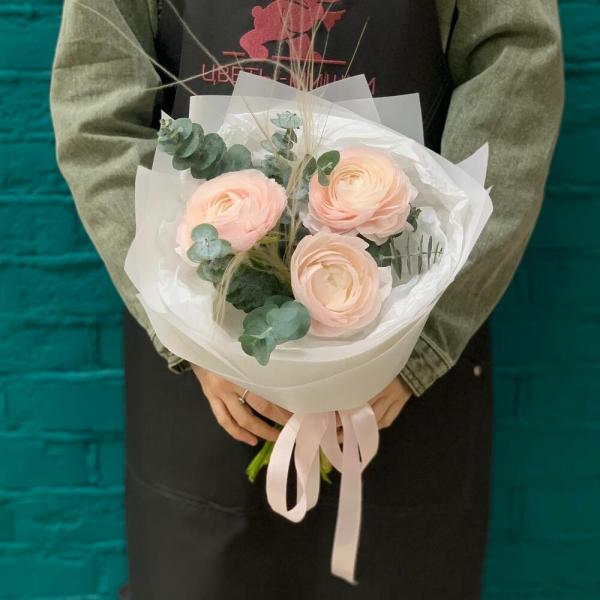 фото 3 ранункулюса и эвкалипт "Стич"