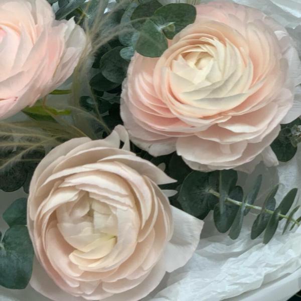 фото 3 ранункулюса и эвкалипт "Стич"