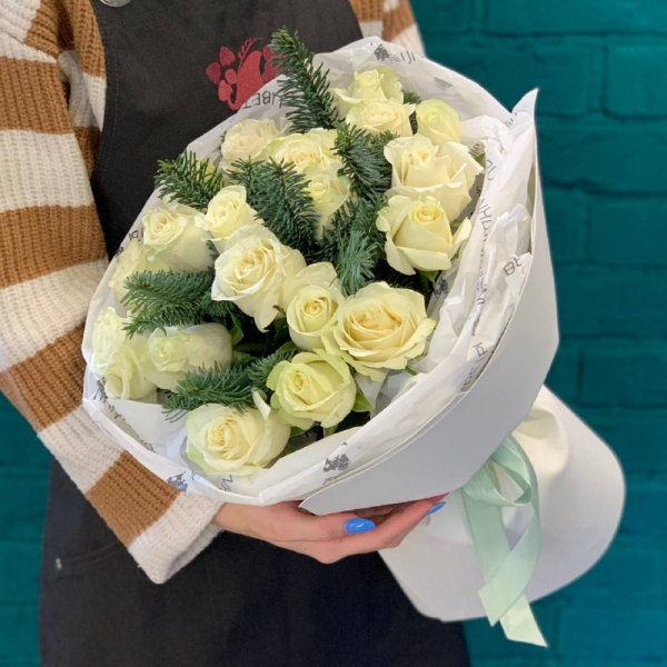 Розы и нобилис "Еловые веточки"