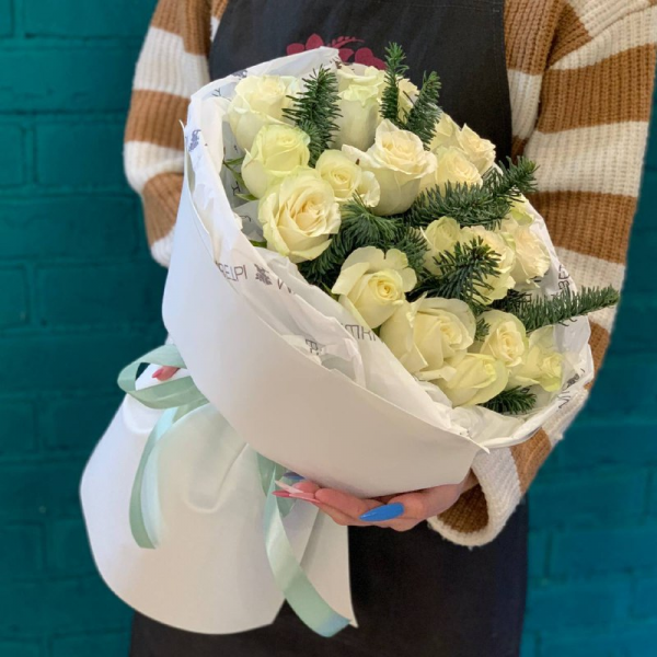 фото Роз и нобилиса "Еловые веточки"