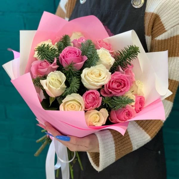 фото Нобилиса и розы "Новогодний перелив"