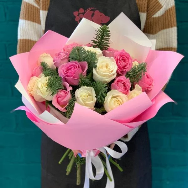 фото Нобилиса и розы "Новогодний перелив"