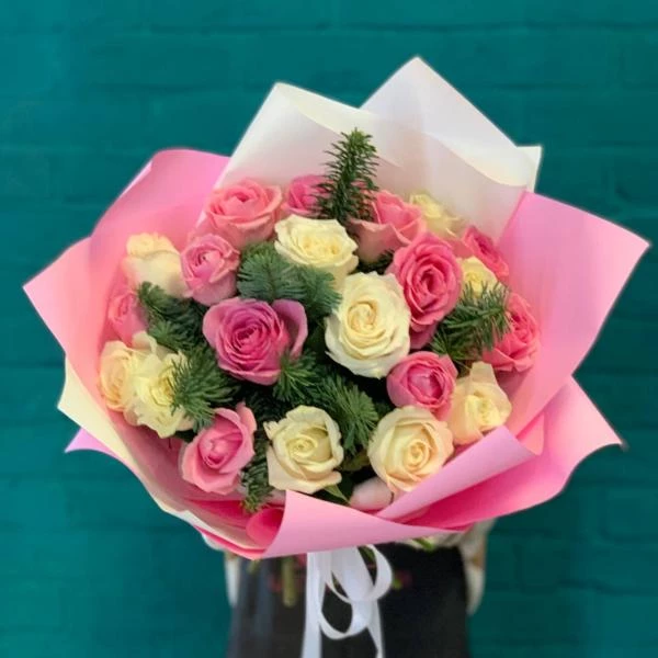 фото Нобилиса и розы "Новогодний перелив"