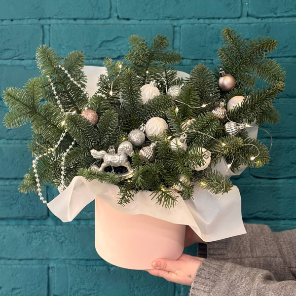 фото Нобилиса и ёлочных игрушкек  "Сияние зимы"