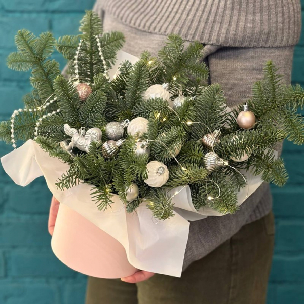 фото Нобилиса и ёлочных игрушкек  "Сияние зимы"