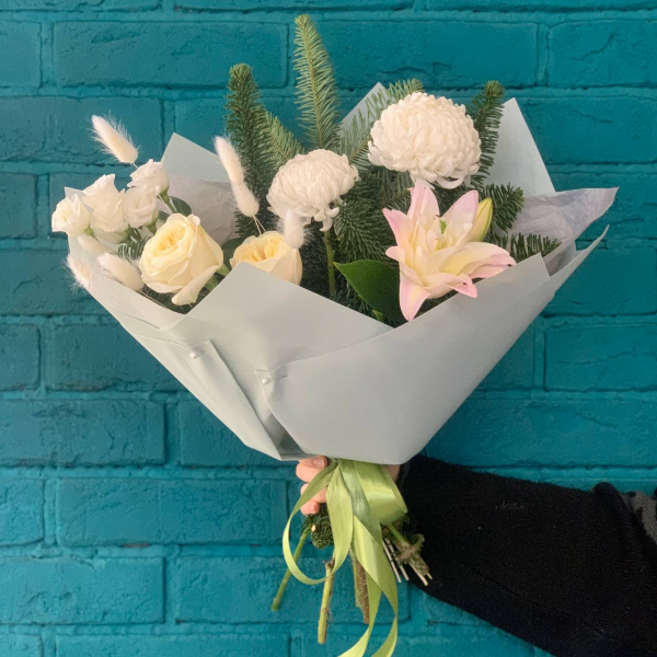 фото Нобилиса и лилии "Цветочный дуэт"