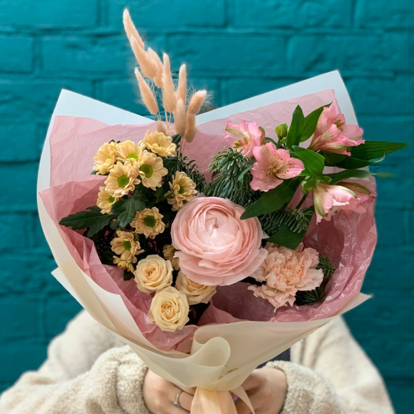 фото Ранункулюсов и альстромерии «Тонкое очарование»