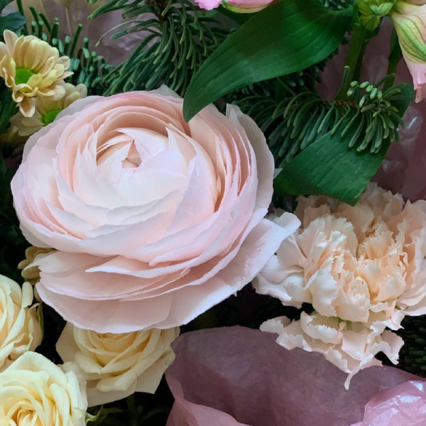 фото Ранункулюсов и альстромерии «Тонкое очарование»