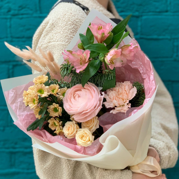 Ранункулюс и альстромерия «Тонкое очарование»