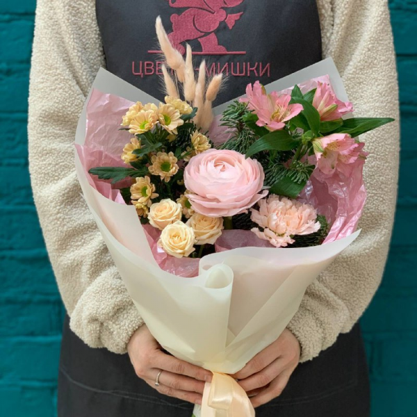 фото Ранункулюсов и альстромерии «Тонкое очарование»