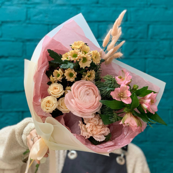 фото Ранункулюсов и альстромерии «Тонкое очарование»