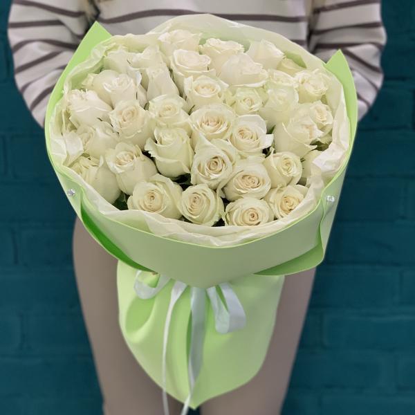 35 белых роз "Душистая мята"