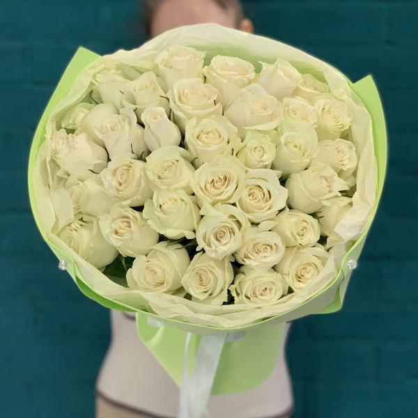 35 белых роз "Душистая мята"