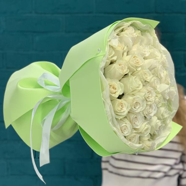 35 белых роз "Душистая мята"
