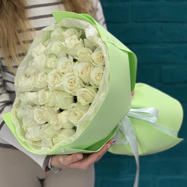 35 белых роз "Душистая мята"