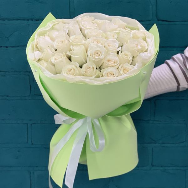 35 белых роз "Душистая мята"