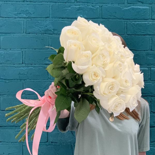 25 белых роз "Снег и мороз"